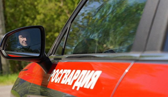 Столичные росгвардейцы помогли женщине, упавшей с электросамоката