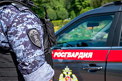 осгвардейцы помогают на улицах Москвы гражданам, нуждающимся в помощи