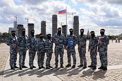 Сотрудники ОМОН «Авангард» поздравили москвичей с Днем флага на Поклонной горе   