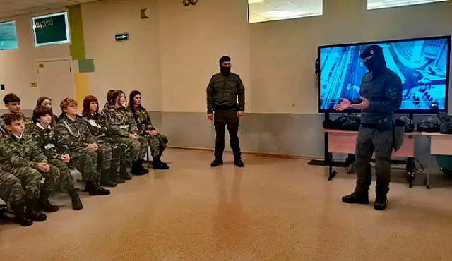 Столичные спецназовцы провели занятие с воспитанниками военно-патриотического клуба