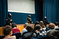 Сотрудники СОБР «Центр» Росгвардии провели урок мужества для школьников столицы